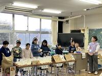 児童はお米を売ることに励んでいました