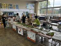 開店準備中。踊る店員さん