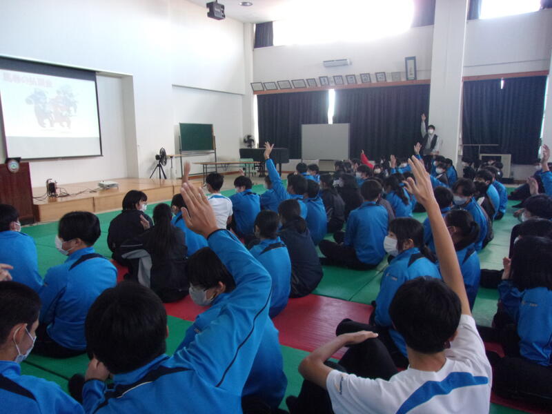 クイズに答えている様子