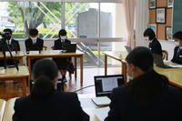 オンラインで配信中です。