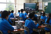 教室で総会に参加している様子