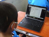 一人一人のタブレットに資料が配付されています。