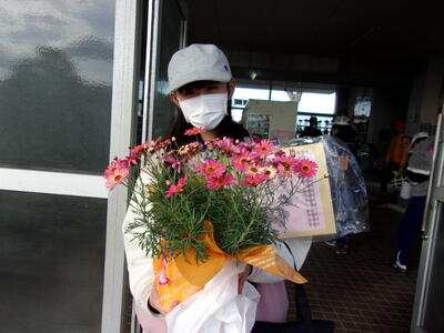 お届けする鉢植えと手紙を確認しました。