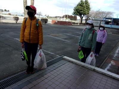 品物と心の準備をして下校し、お渡しします。