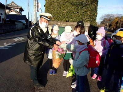 交通指導員さんには、朝、お渡ししました。