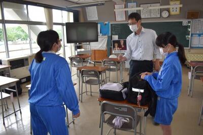 密防止の棒を持って