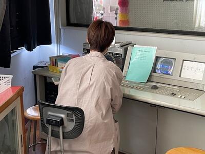 急に写真を撮りに入ったので、緊張してしまった司書さん