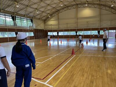 カラーコーンのまわりを走る