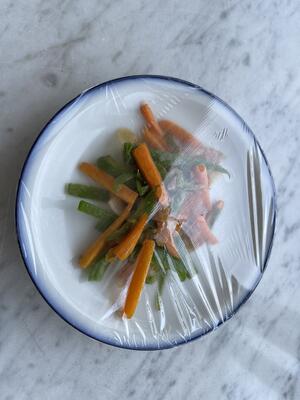 ラップがかかった野菜炒め