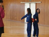 実技その1　背中で挟んで立つ