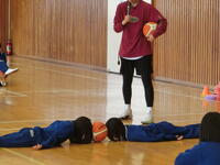 実技その２　頭で挟んで立つ